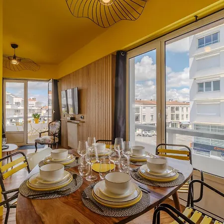Apartment With Sea View *